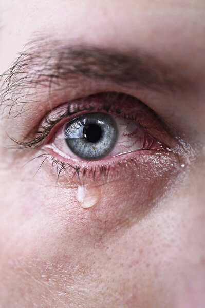 закрыть голубой глаз человека, плачущего в слезах грустный и полный боли в депрессии

