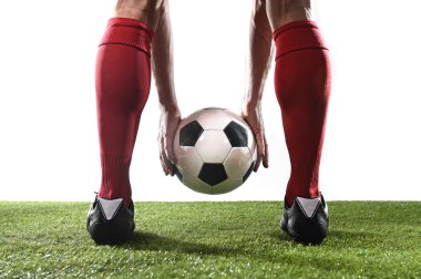kırmızı çorap ve siyah ayakkabı serbest vuruş yerleştirerek elinde topu tutan futbolcunun bacakları