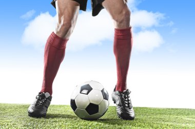 kırmızı çorap ve siyah ayakkabı çalışan ve top açık havada oynarken top sürme futbolcunun bacakları