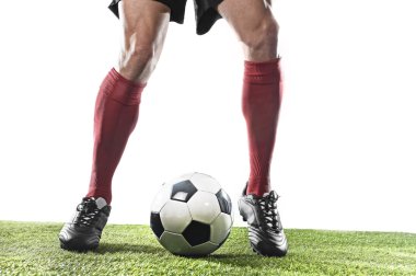 futbolcu Kırmızı çorap ve çalıştıran ve top çimenlerin üzerinde oynamak ile top sürme siyah ayakkabı