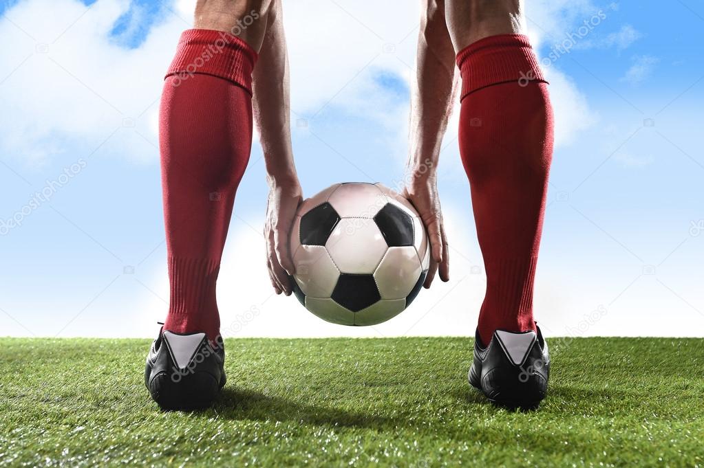 Il Calciatore Che Effettua Può Tenere La Palla In Mano