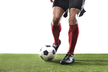 futbolcu Kırmızı çorap ve çalıştıran ve top çimenlerin üzerinde oynamak ile top sürme siyah ayakkabı