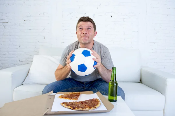 Jonge man alleen in stress kijken naar voetbalwedstrijd op de televisie bidden nerveus en opgewonden — Stockfoto
