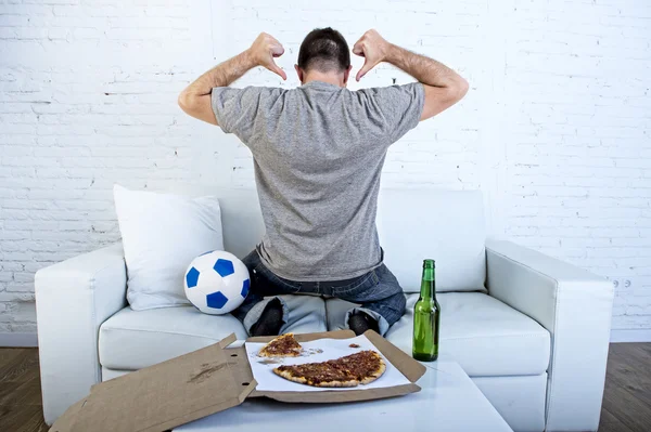 Hombre celebrando gol en casa sofá viendo partido de fútbol en la televisión —  Fotos de Stock