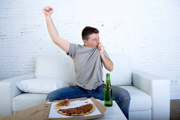 человек празднует гол на домашнем диване смотреть футбол по телевизору
