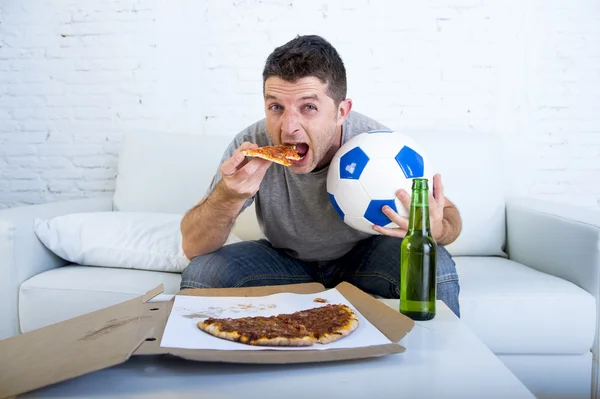 Mann feiert Tor auf der heimischen Couch bei Fußballspiel im Fernsehen — Stockfoto