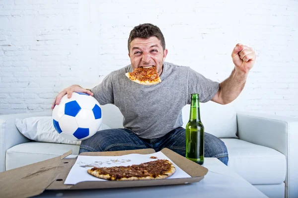 Hombre celebrando gol en casa sofá viendo partido de fútbol en la televisión — Foto de Stock