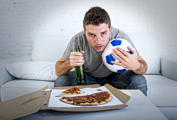 Joven loco ansioso y nervioso viendo partido de fútbol en la televisión en el sofá de casa — Foto de Stock