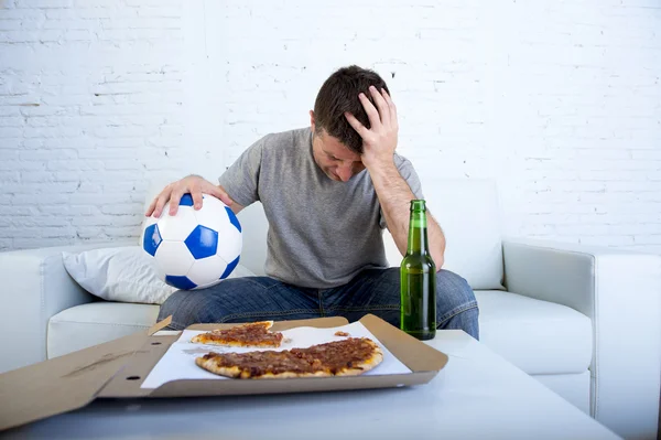 Enttäuschter Mann sieht Fußballspiel im Fernsehen traurig und verzweifelt — Stockfoto