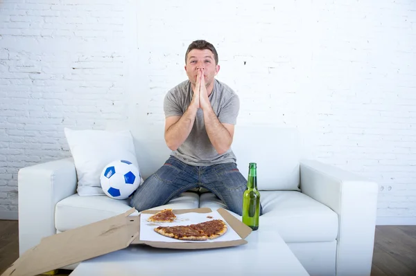 Jeune homme regardant match de football à la télévision nerveux et excité souffrance stress prier dieu pour le but — Photo