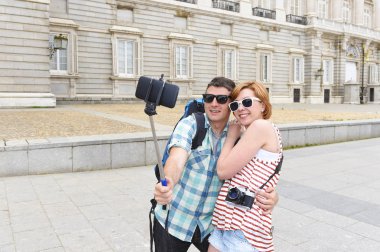 İspanya tatil gezi alarak selfie zevk genç Amerikalı çift cep telefonu ile kendi kendine portre fotoğraf