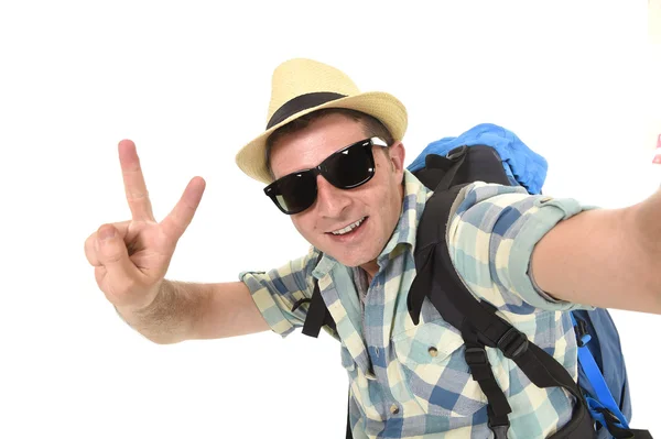 Fiatal vonzó férfi, vagy a hátizsákos diák vesz selfie fénykép-val mozgatható telefon vagy fényképezőgép — Stock Fotó