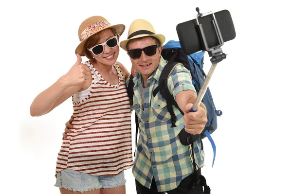젊은 매력적이 고 세련 된 미국 부부 흰색 절연 휴대 전화 selfie 사진 복용 — 스톡 사진