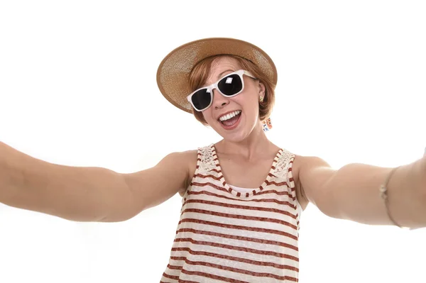 Jovem atraente menina tomando selfie foto retrato com telefone celular com vestido de verão em elegante olhar turístico da moda — Fotografia de Stock