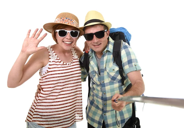Jeune beau et chic couple américain prenant selfie photo avec téléphone mobile isolé sur blanc — Photo