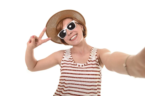 Chica atractiva joven tomando foto retrato selfie con el teléfono móvil con vestido de verano en elegante aspecto turístico de moda — Foto de Stock