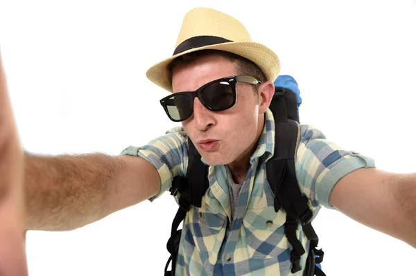 Junger attraktiver Mann oder Backpacker Student macht Selfie-Foto mit Handy oder Kamera — Stockfoto
