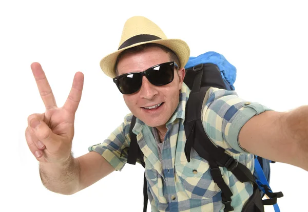 Hareket eden telefon ya da fotoğraf makinesi ile selfie fotoğrafta genç çekici adam veya backpacker öğrenci — Stok fotoğraf