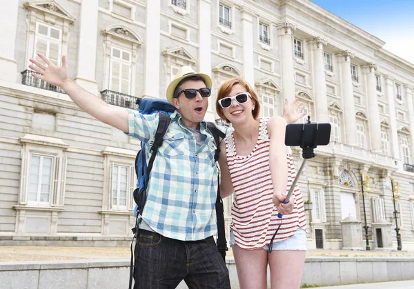 Jeune couple américain appréciant Espagne voyage de vacances en prenant selfie photo autoportrait avec téléphone mobile — Photo