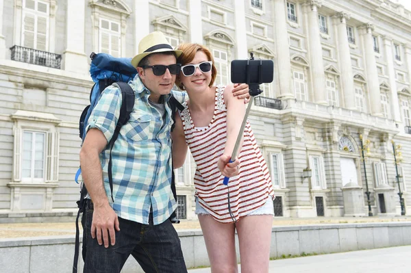 Jovem casal americano desfrutando Espanha viagem de férias tendo selfie foto auto-retrato com telefone móvel — Fotografia de Stock