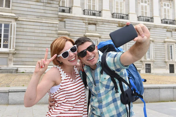 Joven pareja americana disfrutando de España viaje de vacaciones tomando foto selfie autorretrato con teléfono móvil —  Fotos de Stock