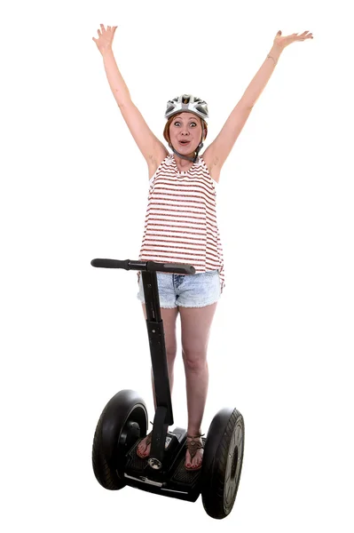 Joven turista mujer vistiendo casco de seguridad levantando los brazos hasta manos libres sonriendo feliz montar en segway eléctrico —  Fotos de Stock
