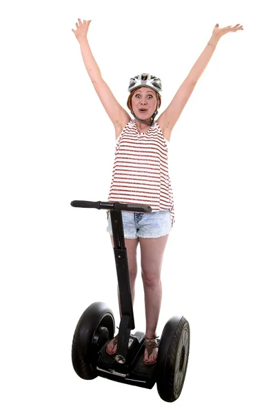 Jovem turista mulher vestindo capacete de segurança levantando os braços para cima mãos livre sorrindo feliz equitação segway elétrica — Fotografia de Stock