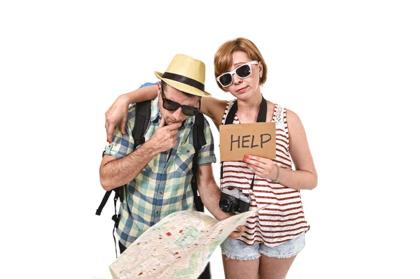 Young tourist couple reading city map looking lost and confused loosing orientation with girl carrying travel backpack — Stock Photo, Image