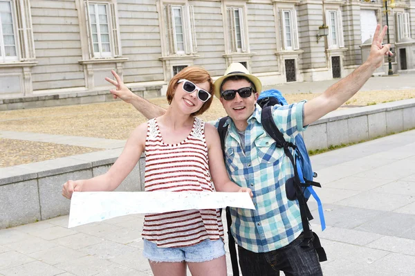 Jovem turista amigos casal visitar Madrid em Espanha juntos sorrindo feliz e relaxado — Fotografia de Stock