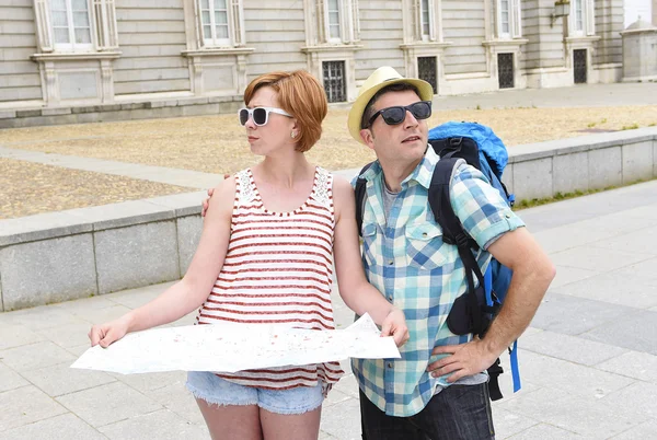Young tourist couple visiting Madrid in Spain lost and confused loosing orientation — Stock Photo, Image