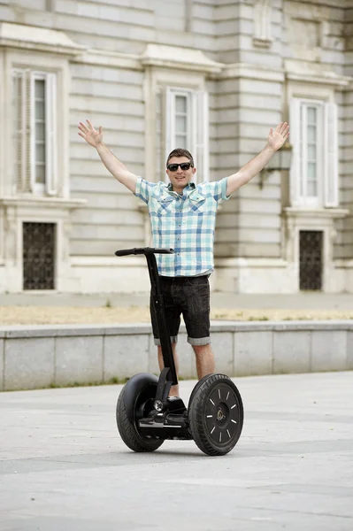 Junge glückliche Touristen Reiten Stadtrundfahrt Segway fahren glücklich und aufgeregt Besuch Madrids Palast — Stockfoto