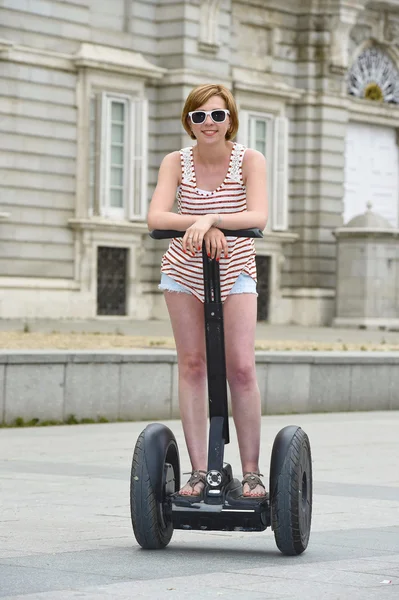 Joven atractiva turista mujer en pantalones cortos city tour equitación feliz segway eléctrico en España —  Fotos de Stock