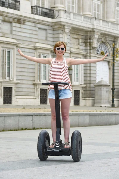 Joven atractiva turista mujer en pantalones cortos city tour equitación feliz segway eléctrico en España —  Fotos de Stock