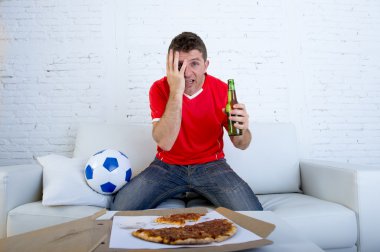 takım forması futbol taraftarı Tv'de futbol maçı izlerken sinir ve vurguladı