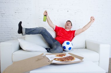 takım jersey kutluyor hedef deli kanepeye mutlu televizyonda maç izleyen genç futbol fan adamım