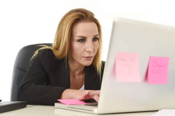 Rubia atractiva mujer de 40 años en traje de negocios trabajando en el ordenador portátil co — Foto de Stock