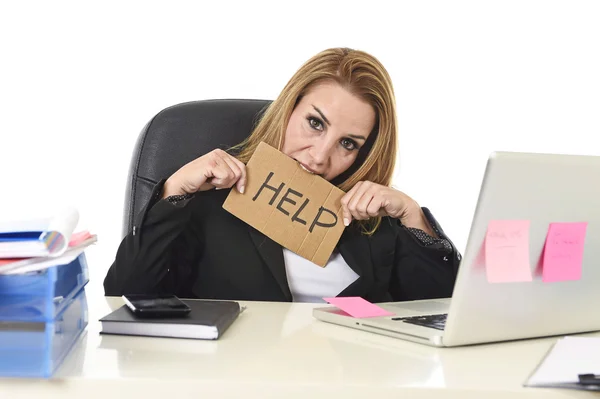 40s affärskvinna Holding hjälp tecken arbeta desperat lidande — Stockfoto