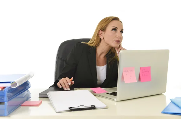 魅力的な 40 代金髪女性実業家のオフィスのラップトップ コンピューターで作業 — ストック写真