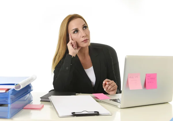 Atractivo 40s rubia mujer de negocios trabajando en la oficina portátil comp — Foto de Stock