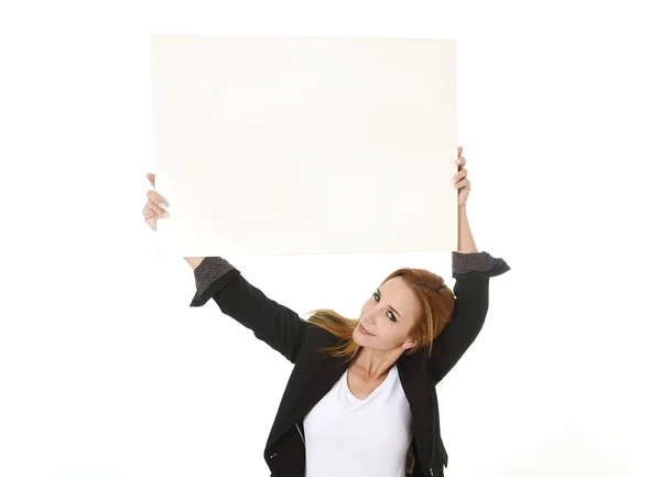Publicidade retrato atraente empresária segurando cartaz em branco com espaço de cópia sorrindo feliz — Fotografia de Stock