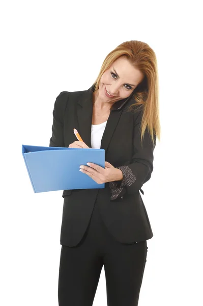 Schöne blonde Geschäftsfrau im Gespräch auf dem Handy lächelnd Notizen auf Notizblock Ordner schreiben — Stockfoto