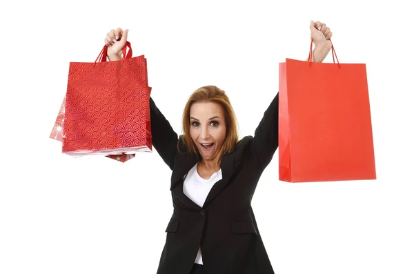 Atraente loira empresária segurando sacos de compras vermelhos sorrindo feliz e satisfeito no conceito de vendas — Fotografia de Stock