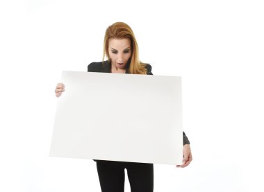 reklam portre çekici iş kadını kopya alanı mutlu gülümseyerek boş billboard tutan