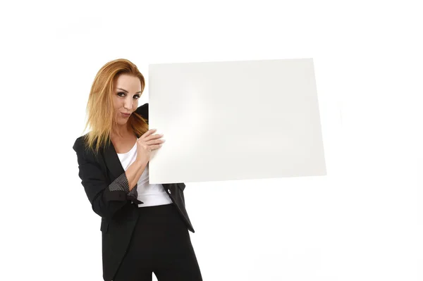 Рекламный портрет привлекательная деловая женщина держит пустой рекламный щит с копировальным пространством улыбаясь счастливой — стоковое фото