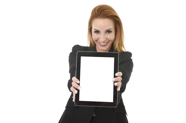 Blonde belle femme d'affaires tenant tampon tablette numérique montrant écran d'espace de copie vierge — Photo
