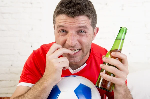 Close-up face fan man kijken voetbal op TV in team Jersey lijden nerveus — Stockfoto
