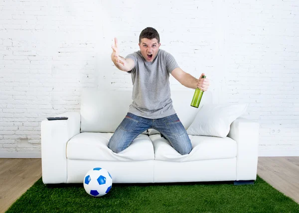 Сердитий фанат футболу дивитися гру на телебаченні тримає пиво жестикулюючи засмучені і божевільні сердиті скарги — стокове фото