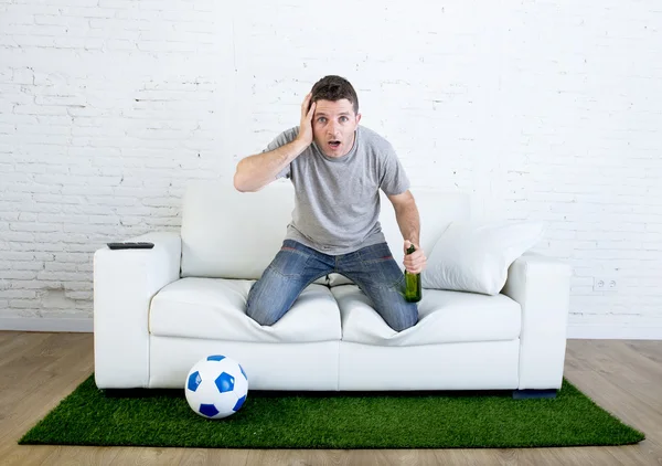 Gestrest voetbal fanatieke fan kijken spel op TV nerveus in ongeloof gezicht als ramp komt — Stockfoto