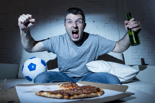 Fanatischer verrückter Fußballfan vor dem Fernseher, der Fußball schreit und glücklich das Tor feiert — Stockfoto