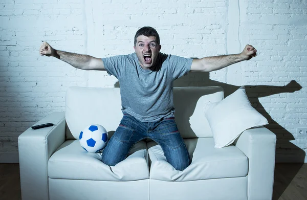 Τρελό ποδοσφαίρου ανεμιστήρα βλέποντας τηλεόραση ποδοσφαιρικού αγώνα μόνο ουρλιάζοντας χαρούμενος στόχος του εορτασμού — Φωτογραφία Αρχείου
